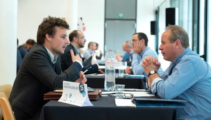 2 hommes en speed meeting professionnel lors de l'évènement du Forum Mind&Market