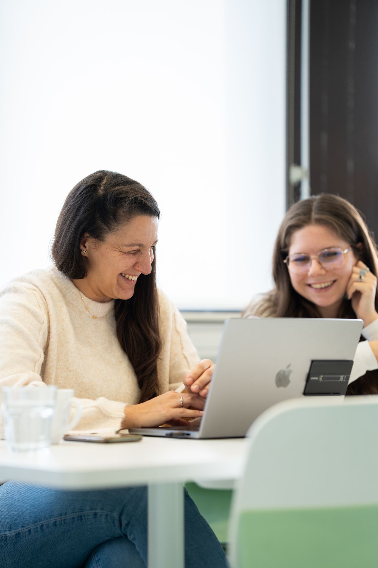 deux femmes souriantes travaillant ensemble 