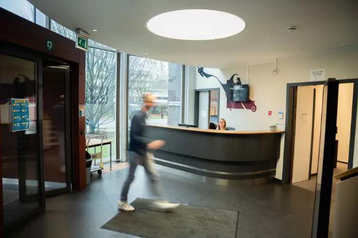 Accueil avec réceptionniste du business center de ICE Louvain
