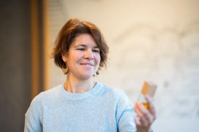 Femme fière de son produit venant de sa startup