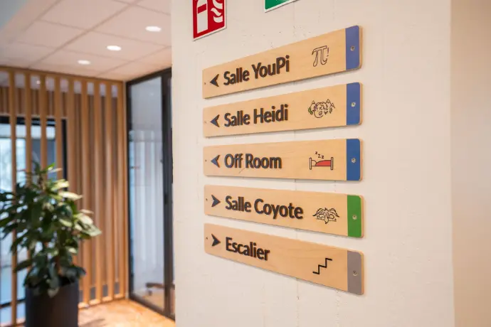 Panneau d'indication des différentes salles présentes à ICE Louvain