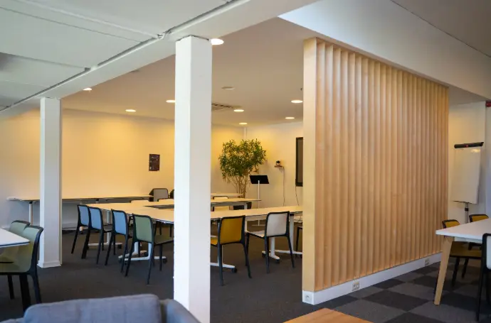 Salle de réunion qui peut être aussi disponible pour des grands évènements