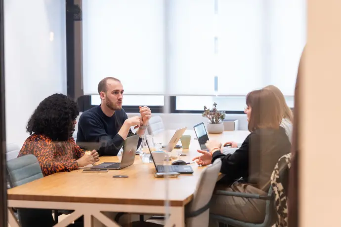 Equipe Mind&Market en réunion dans une salle de réunion